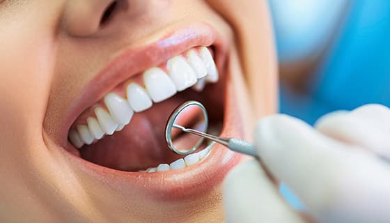 牙医给年轻女士检查牙齿图片素材(JPG)