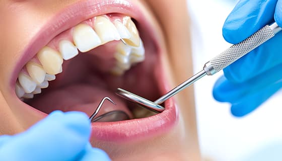 牙医给年轻女士检查牙齿图片素材(JPG)