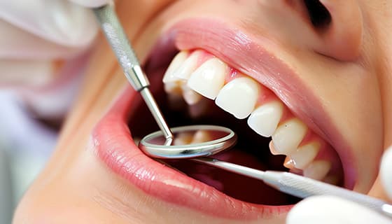 牙医给年轻女士检查牙齿图片素材(JPG)