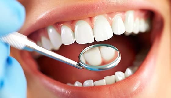 牙医给年轻女士检查牙齿图片素材(JPG)