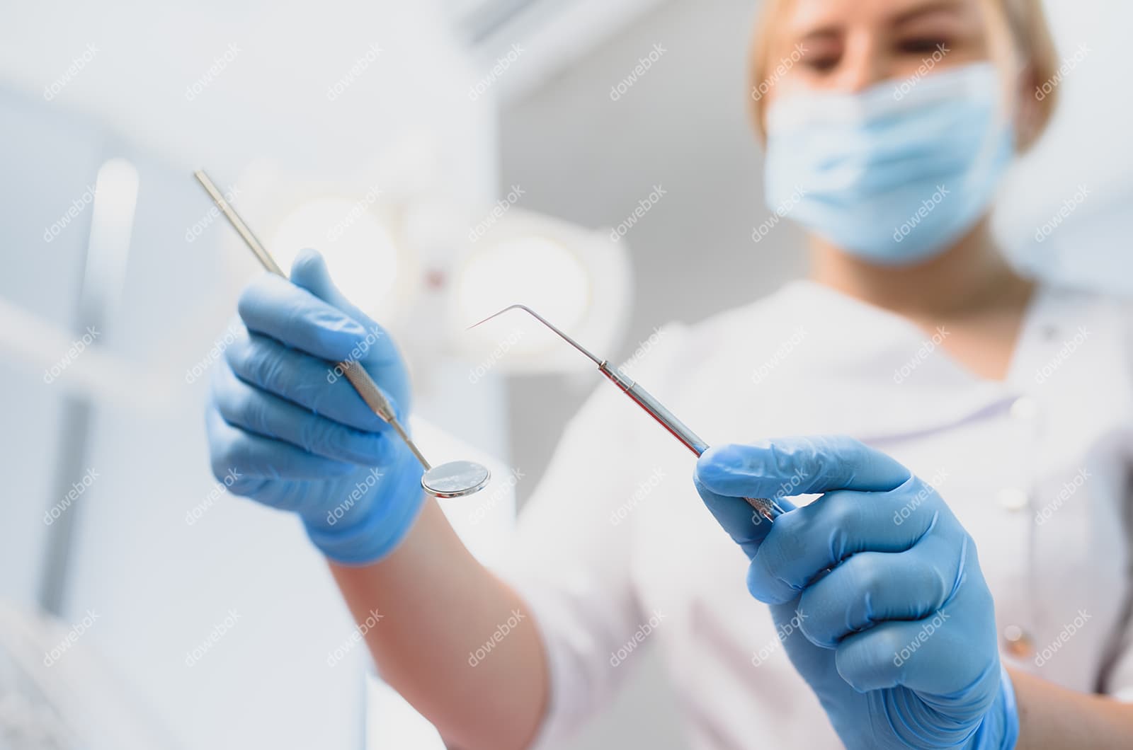 拿着工具准备检查的女牙医图片素材(JPG)