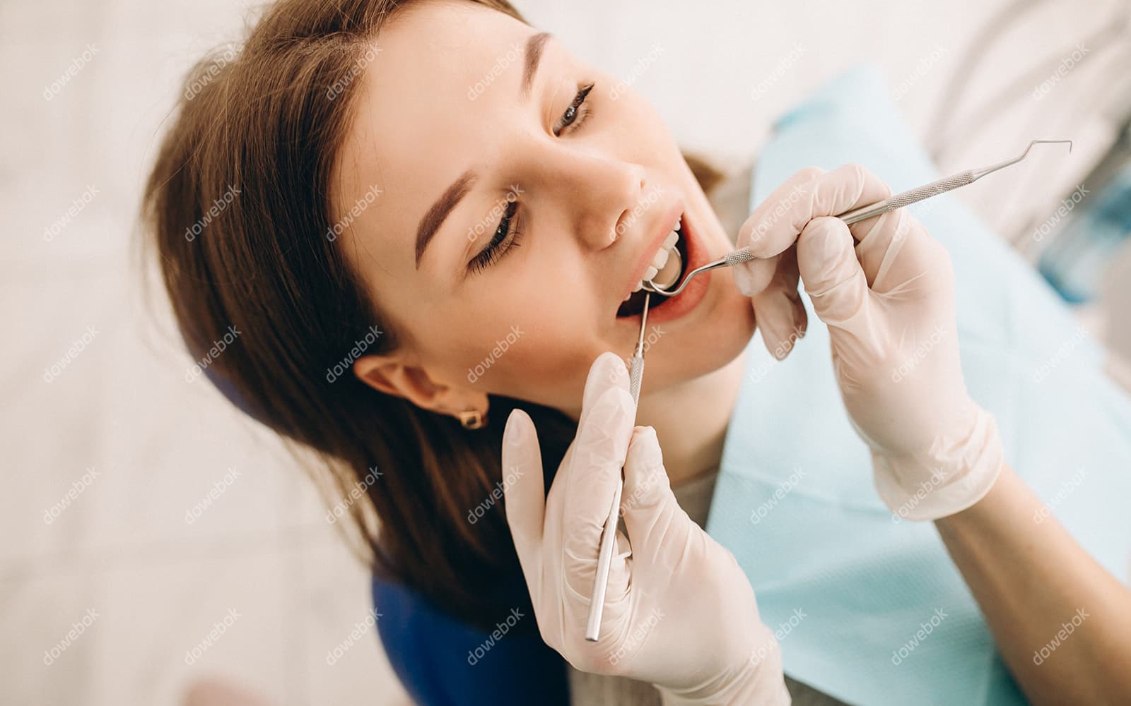 正在接受牙齿治疗的年轻女士图片素材(JPG)