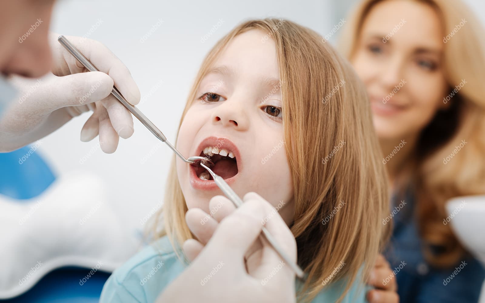 小女孩乖乖的配合牙医检查牙齿图片素材(JPG)