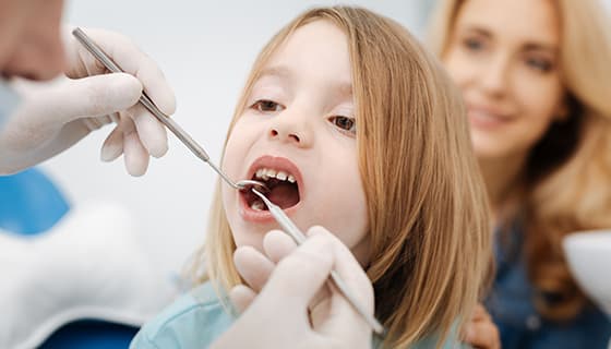 小女孩乖乖的配合牙医检查牙齿图片素材(JPG)