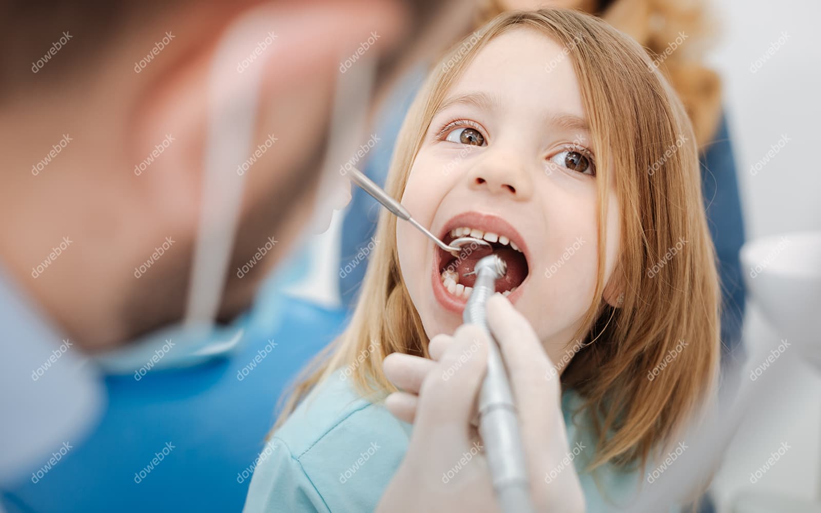 小女孩乖乖的配合牙医检查牙齿图片素材(JPG)