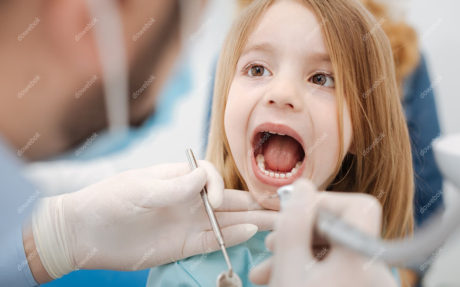 小女孩乖乖的配合牙医检查牙齿图片素材(JPG)
