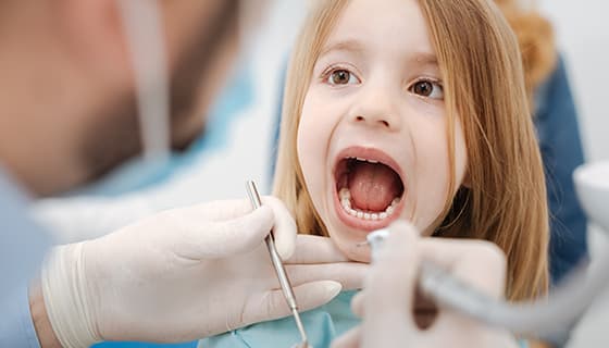 小女孩乖乖的配合牙医检查牙齿图片素材(JPG)