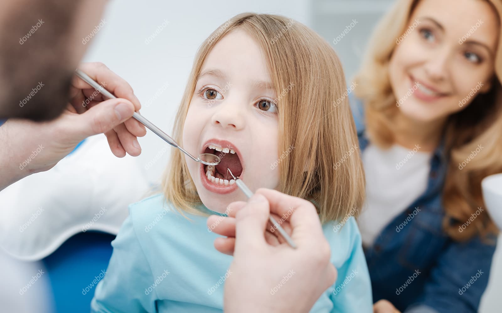 妈妈带女儿看牙医检查牙齿图片素材(JPG)