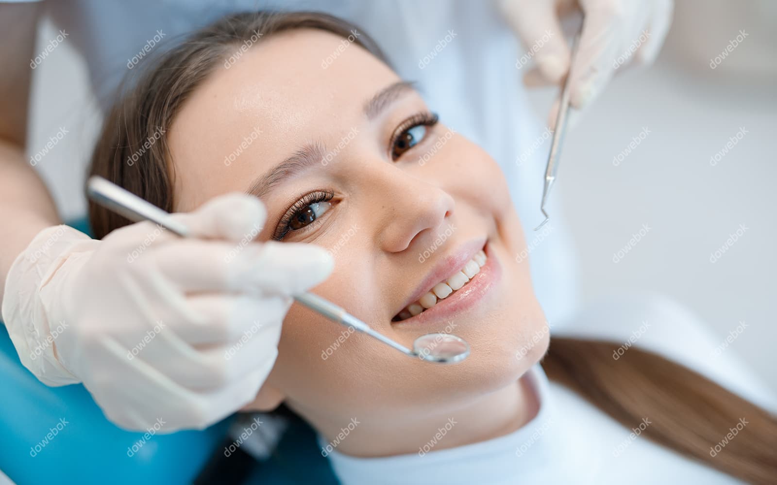 年轻女子在牙医诊所接受治疗图片素材(JPG)