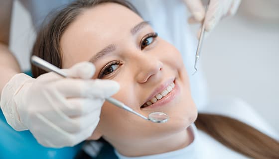 年轻女子在牙医诊所接受治疗图片素材(JPG)