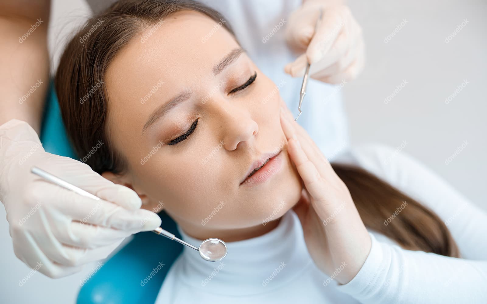 年轻女子在牙医诊所接受治疗图片素材(JPG)