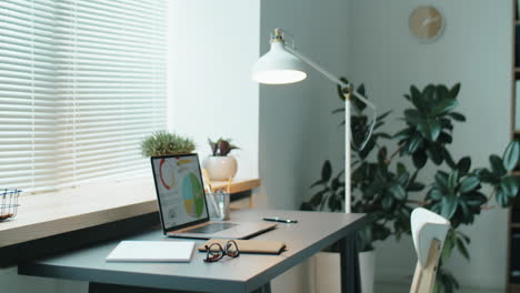 现代简约风格的办公桌