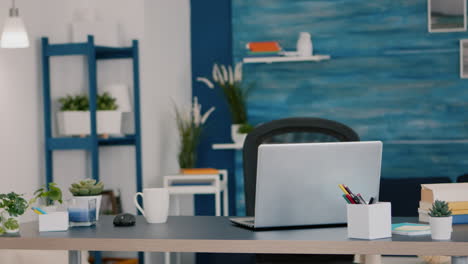 客厅的一角作为简单的办公区域