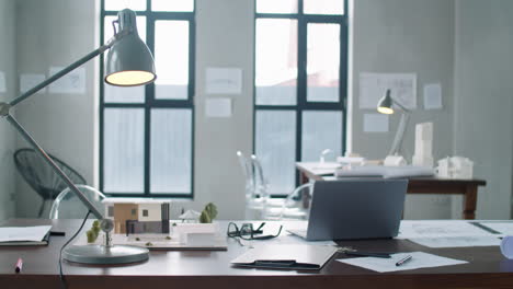 建筑工程师的办公桌