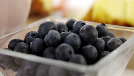 玻璃碗里装满了新鲜的蓝莓