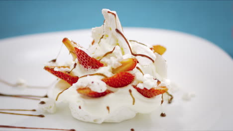 给草莓甜点淋上巧克力软糖