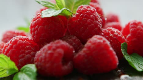 带有叶子的成熟诱人的覆盆子