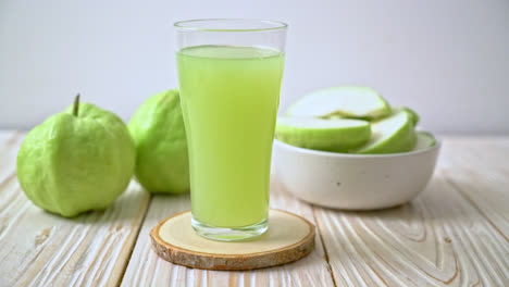 木桌上一杯美味的番石榴汁