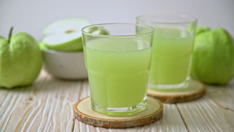 木桌上两杯美味的番石榴汁