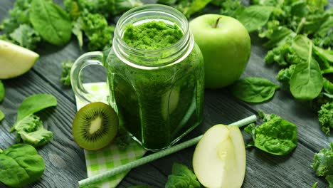 木桌上一杯美味的绿色冰沙