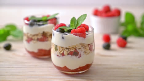 美味的蓝莓覆盆子麦片酸奶甜点