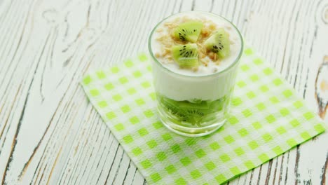 美味的猕猴桃麦片酸奶饮品