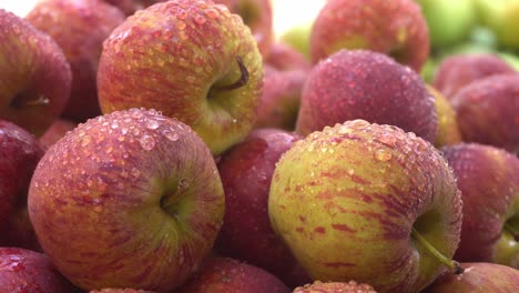 一堆水淋淋的新鲜苹果