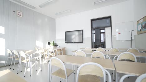 现代风格的空旷教室