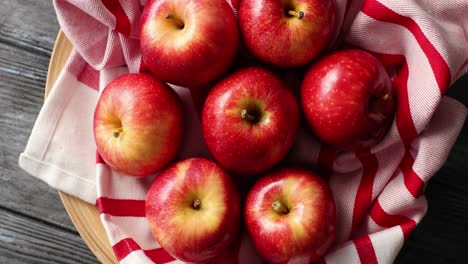 一篮子鲜红靓丽的红苹果