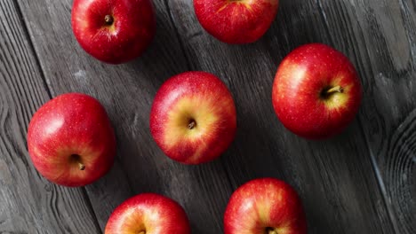 木桌上鲜红靓丽的苹果