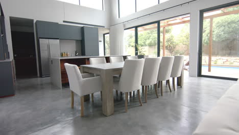 现代宽敞明亮舒适的餐厅