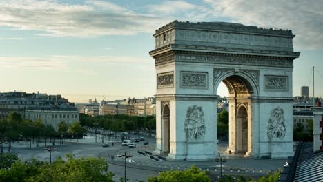 夕阳下宏伟壮观的凯旋门