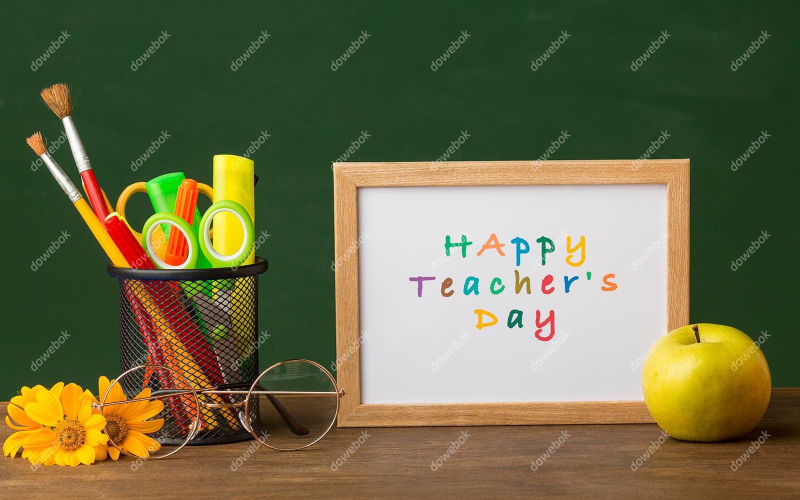 木桌上的笔筒和相框设计教师节快乐图片素材(JPG)