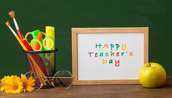 木桌上的笔筒和相框设计教师节快乐图片素材(JPG)