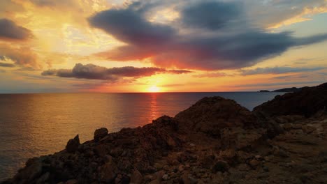 无人机拍摄海岸边黄昏日落景色