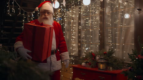 圣诞老人进入一户人家送礼物