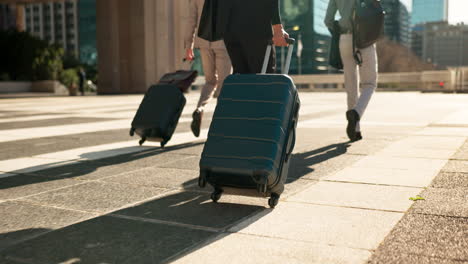 拉着行李箱出差/旅行的商务人士