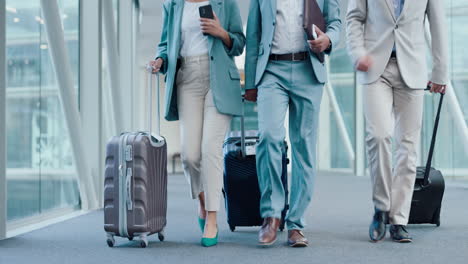 拉着行李箱出差/旅行的商务人士