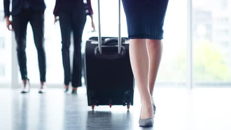 拉着行李箱出差或者旅行的女士