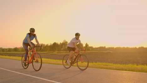 清晨一对夫妇骑自行车运动