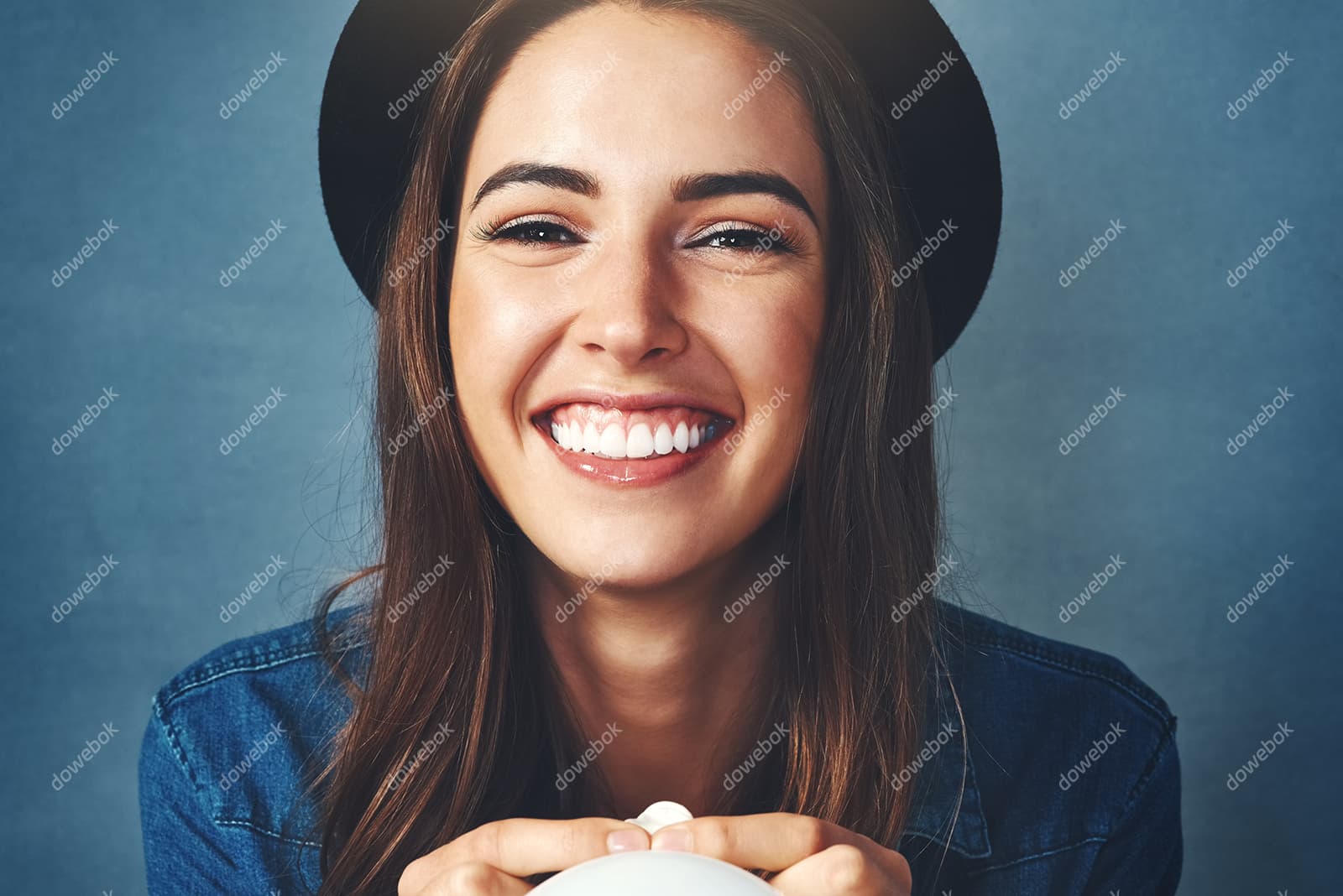 吹气球微笑的女子图片素材(JPG)