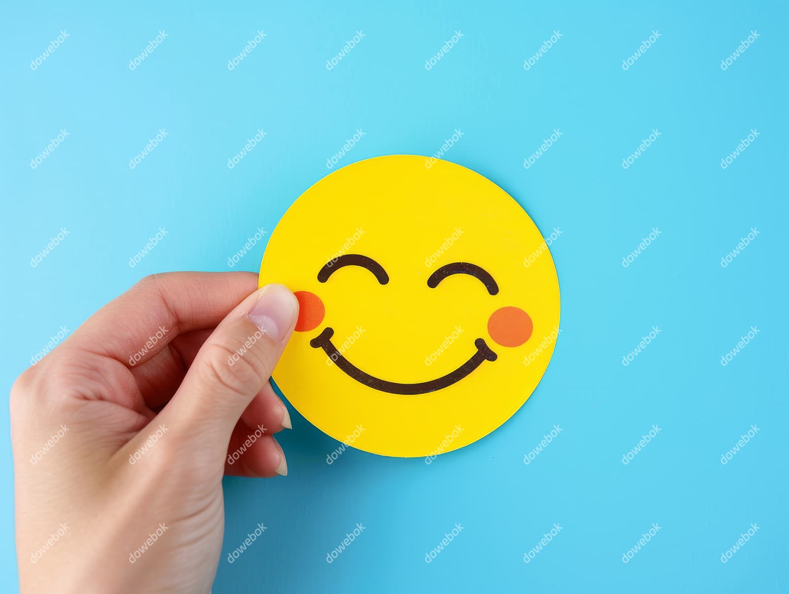手拿一张微笑表情的黄色贴纸图片素材(JPG)