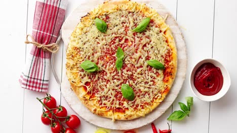 白色木桌上一块美味的披萨