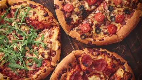 木桌上三块不同口味的披萨