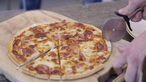 用滚刀把披萨切成小块