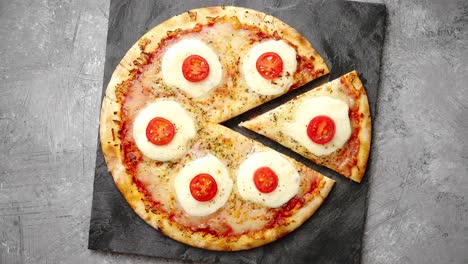 一块美味的西红柿马苏里拉奶酪披萨