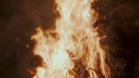 熊熊燃烧的火堆