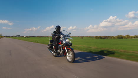 一名男子在乡村田野道路上骑摩托车
