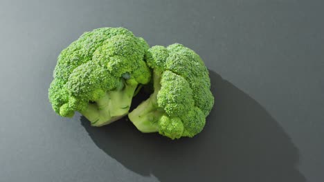 两朵新鲜翠绿的西兰花