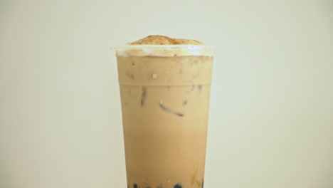 木桌上一杯诱人的珍珠奶茶